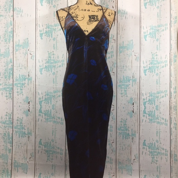 Urban Outfitters Dresses & Skirts - Urban Outfitters Ecote velvet midi dress